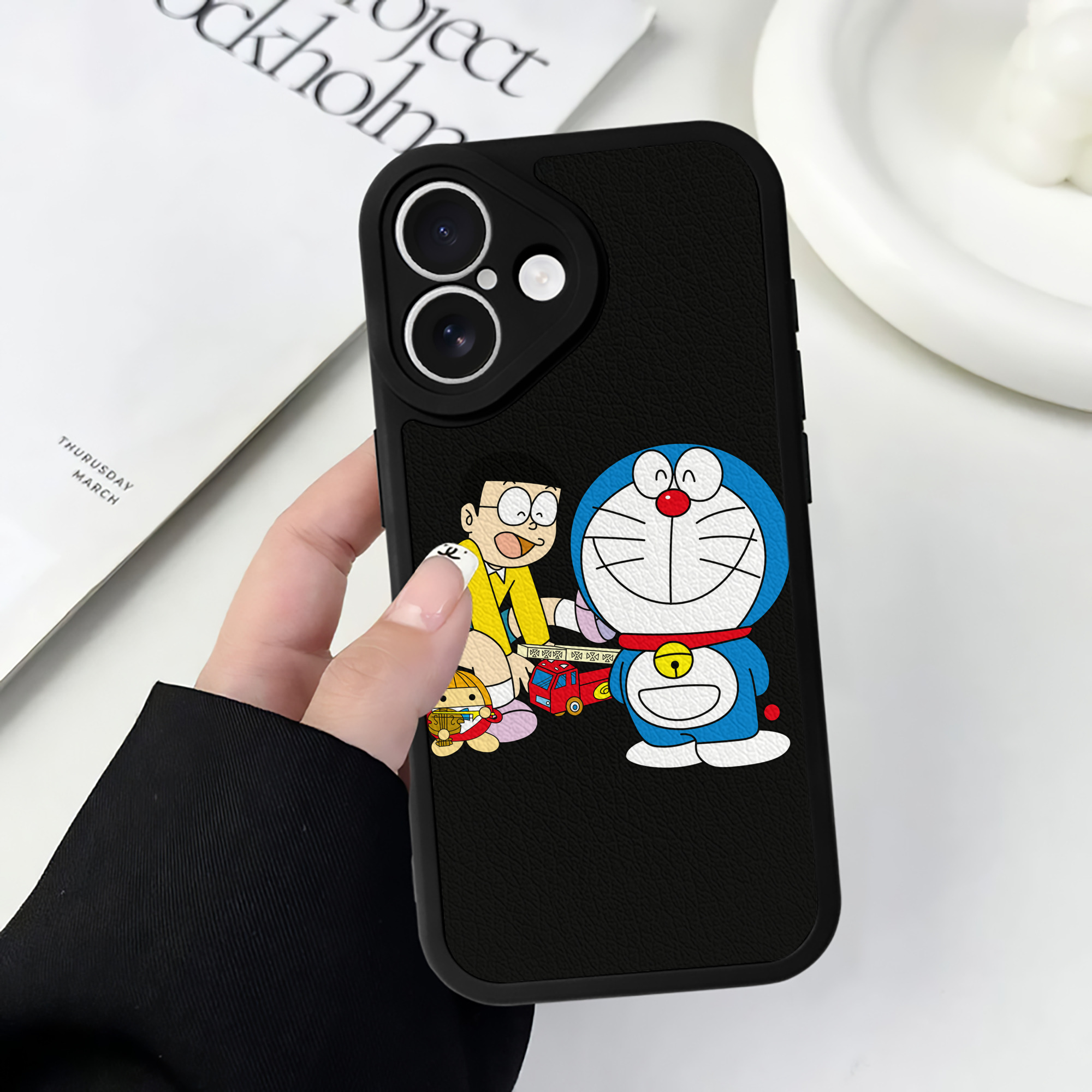 （画像用） ドラえもん Doraemon 【iPhone 16シリーズ対応】シリコンスマホケース（レザー調） 材質：シリコン